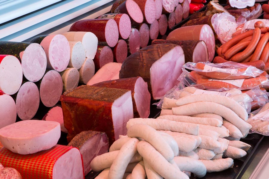 Frische Wurst- und Schinkenspezialitäten in der Kastner Theke